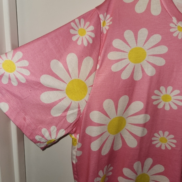 Pink Floral Short Sleeve Tee with Daisy Pattern - Picture 3 of 5
